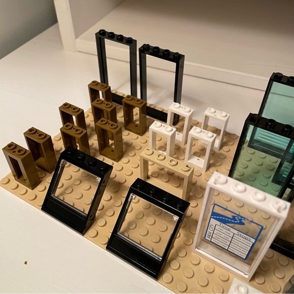 UPDATED: LEGO Window / Door Frame / Building Panel Assortment —46 pieces - Picture 4 of 13